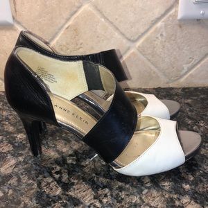 Anne Klein black and white leather strap heels. 7.5
